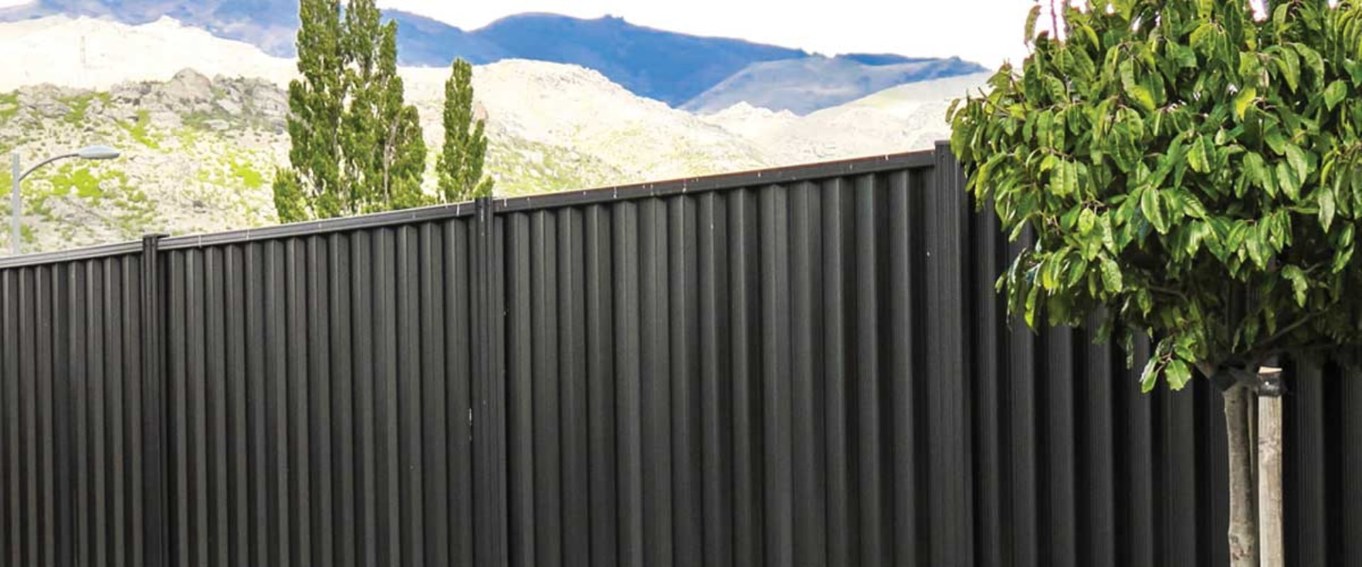The Rising Popularity of Color Steel Fencing